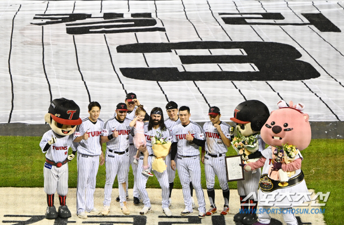 [잠실 인터뷰]LG 베테랑들 우승때만큼 울었다…켈리 마지막 인사 "너희는…