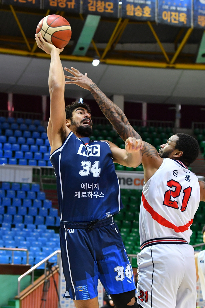 [단독]'추억의 괴물용병'타일러 데이비스, KCC 재입단한다…NBA 역대급 경력자도 KCC와 계약 임박