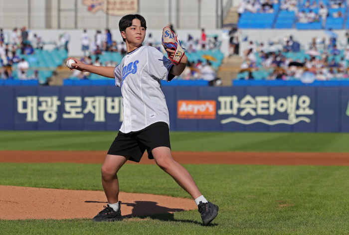 '역조공' 나선 왕년의 레전드…'부산사나이→왕조 주역' 채태인, 팬들과 …