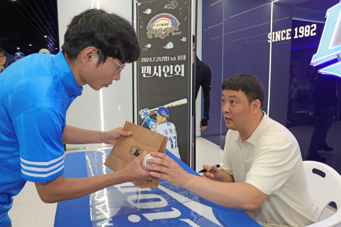 '역조공' 나선 왕년의 레전드…'부산사나이→왕조 주역' 채태인, 팬들과 …