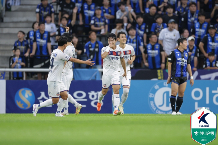 [K리그1 리뷰]'실수에 혼나고, 실수에 웃었다' 수원FC, 인천 4-1…