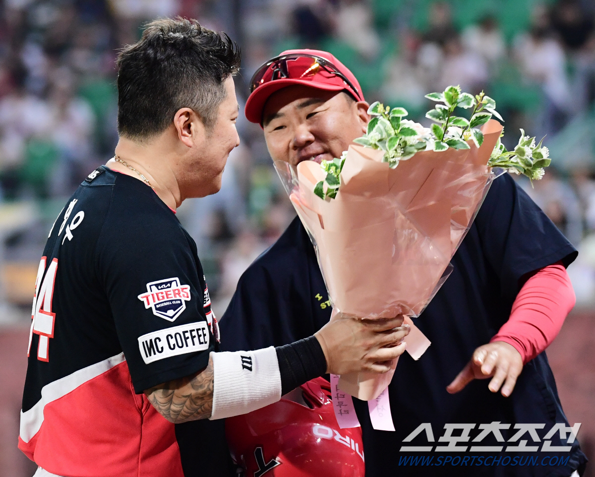 41세 맏형의 한방, 사령탑도 고개 숙였다 "최형우, 해결사 면모 제대로…