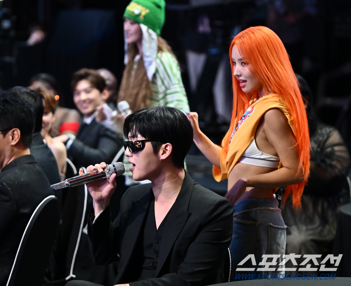 [제3회 BSA]웃음과 환희로 넘친 밤…각종 인증샷→축하무대, 화제성 뜨…
