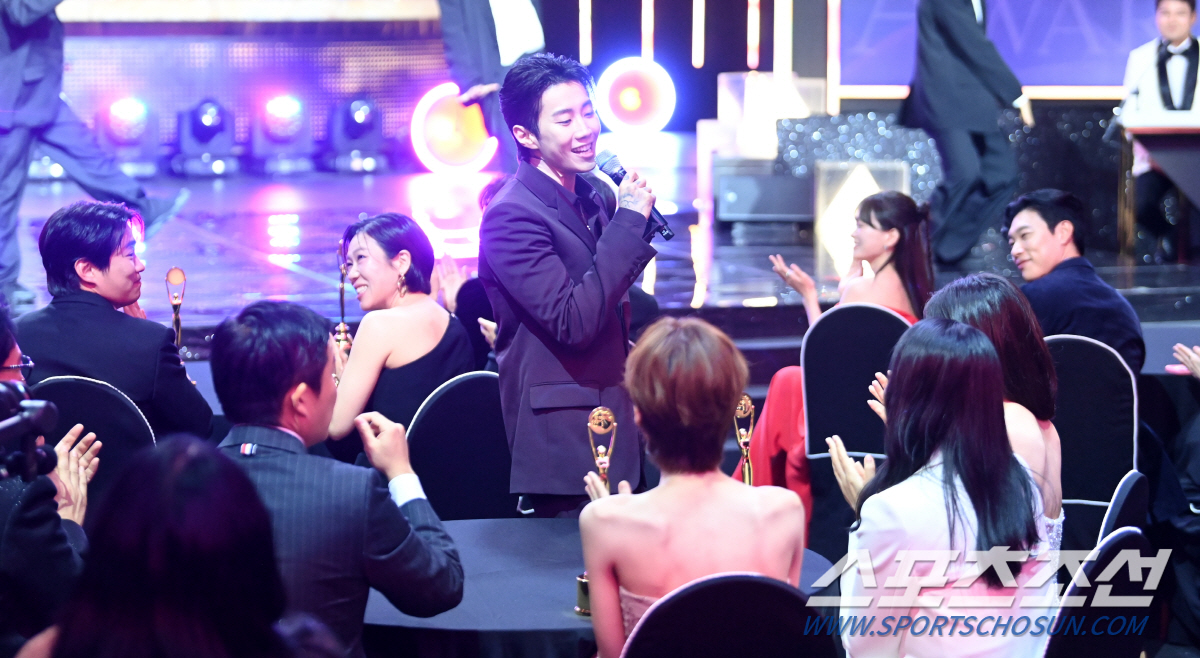 [제3회 BSA]웃음과 환희로 넘친 밤…각종 인증샷→축하무대, 화제성 뜨…