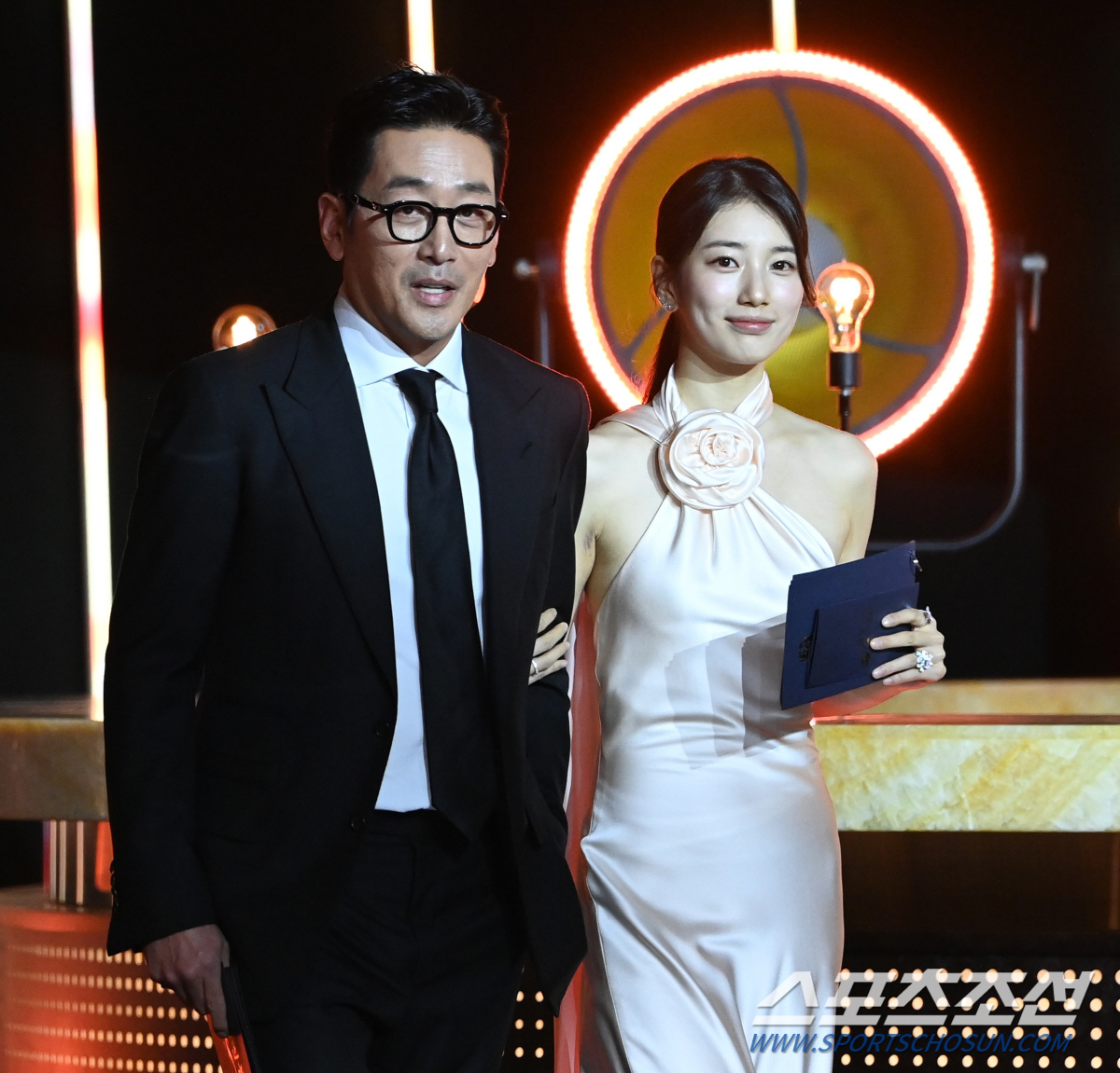 [제3회 BSA] '청룡'의 밤 환하게 밝힌 ★…레드카펫→대기실도 축제 …