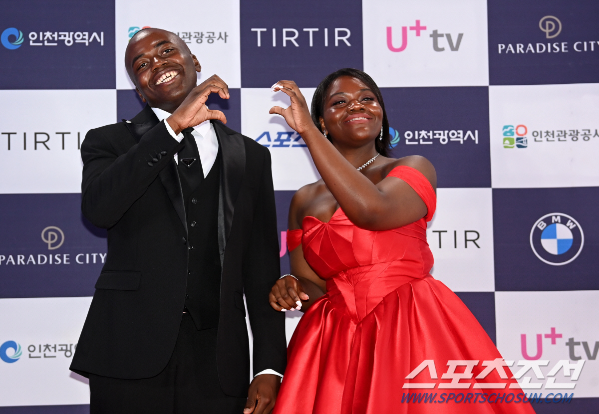 [제3회 BSA] '청룡'의 밤 환하게 밝힌 ★…레드카펫→대기실도 축제 …