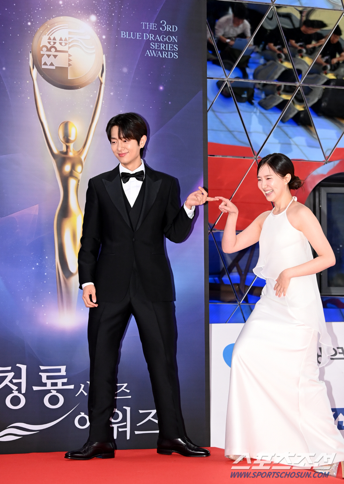[제3회 BSA] '청룡'의 밤 환하게 밝힌 ★…레드카펫→대기실도 축제 …