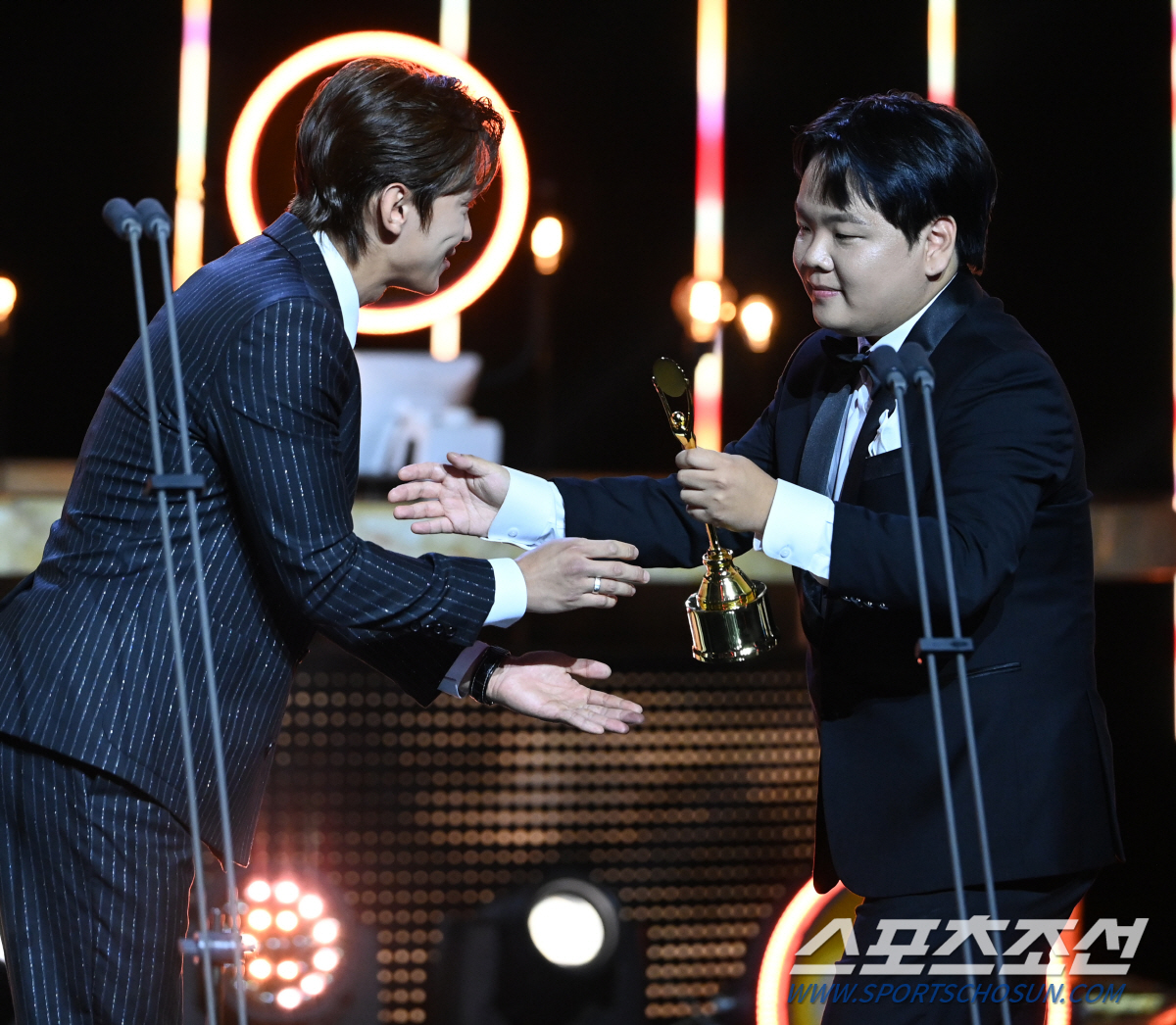 [제3회 BSA] '청룡'의 밤 환하게 밝힌 ★…레드카펫→대기실도 축제 …