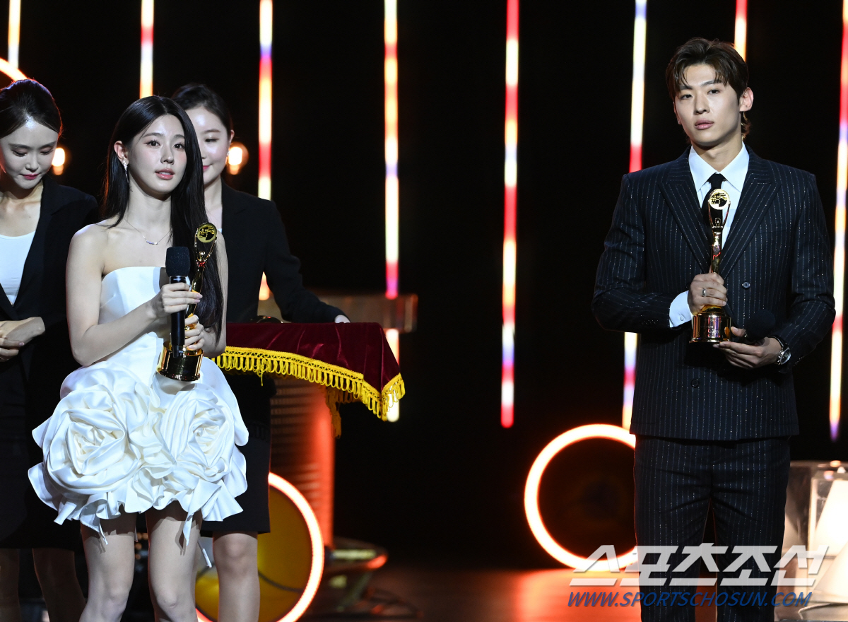 [제3회 BSA] '청룡'의 밤 환하게 밝힌 ★…레드카펫→대기실도 축제 …