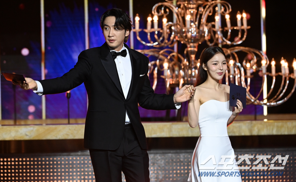 [제3회 BSA] '청룡'의 밤 환하게 밝힌 ★…레드카펫→대기실도 축제 …