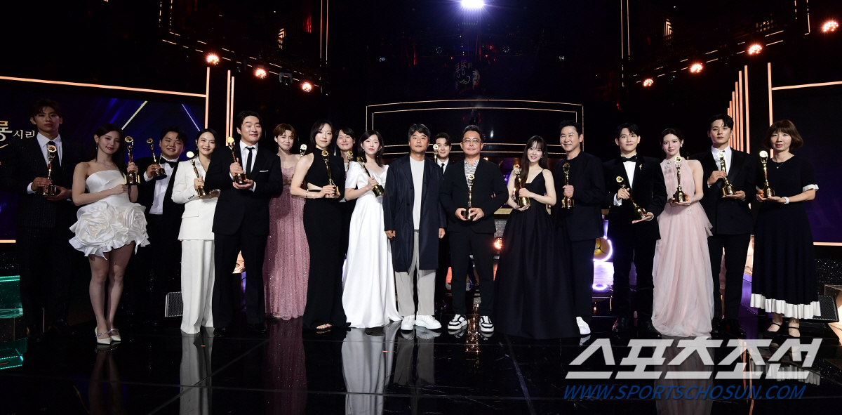 [제3회 BSA] '청룡'의 밤 환하게 밝힌 ★…레드카펫→대기실도 축제 …