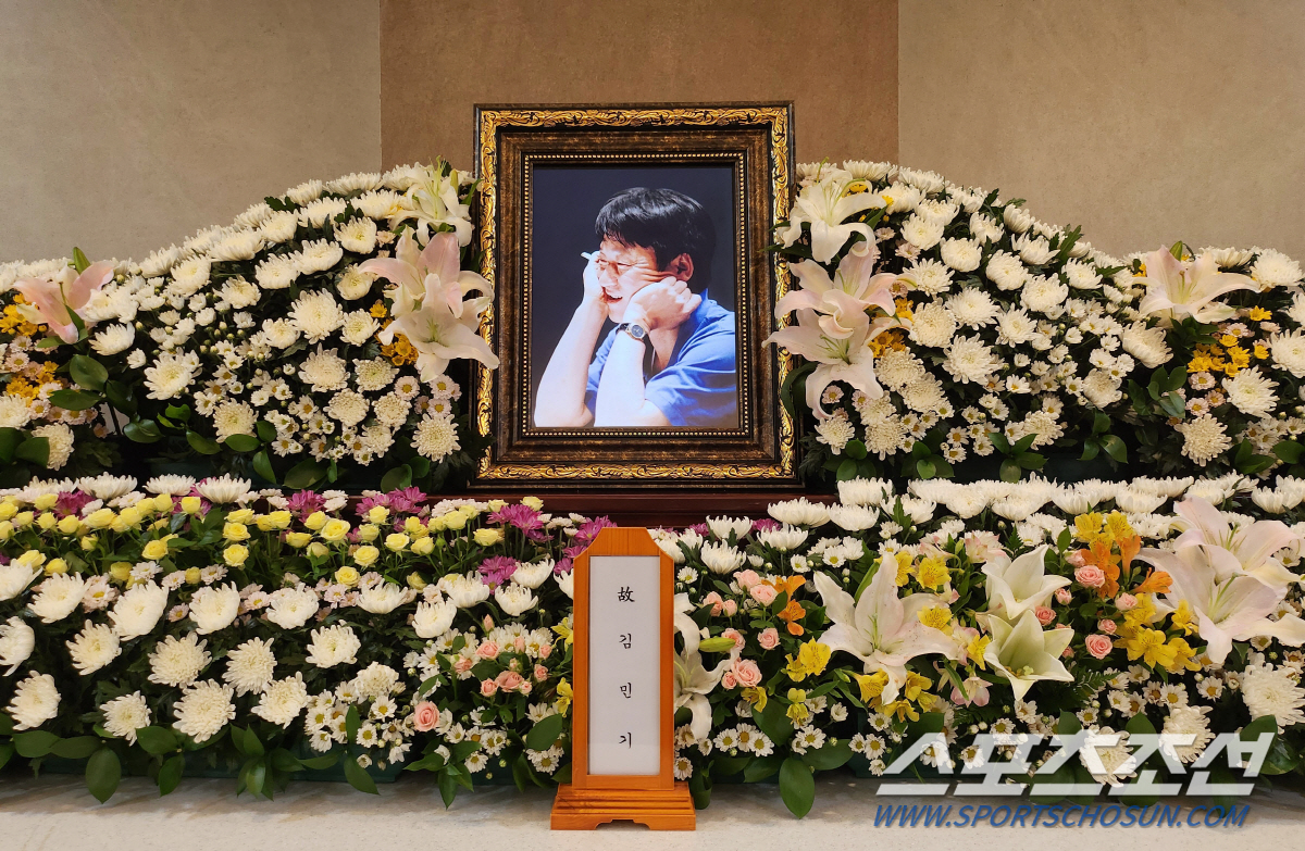 [종합] "영원한 청년"…황정민→고현정, 故 김민기 향한 먹먹한 추모