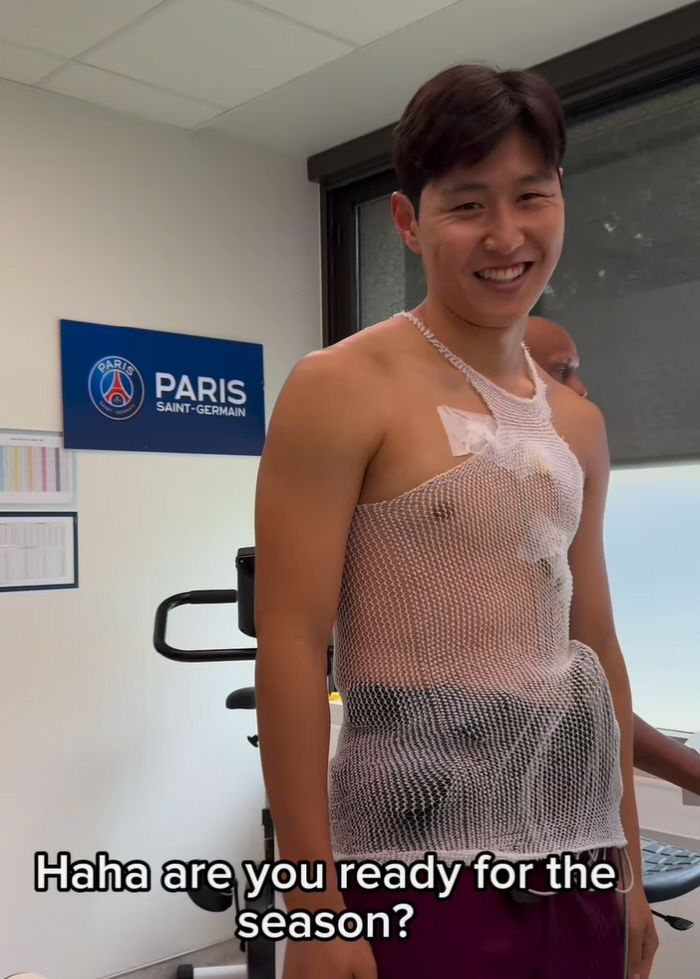 '휴가지 복근 화제'→'파격 망사 패션까지'...이강인, '1000억 제…