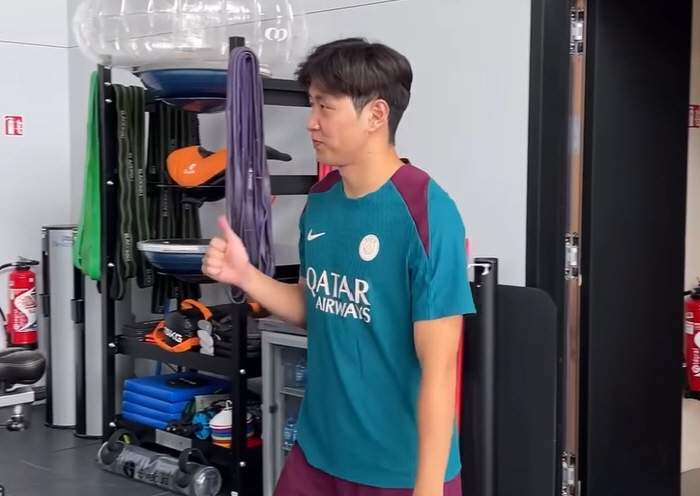 '휴가지 복근 화제'→'파격 망사 패션까지'...이강인, '1000억 제…