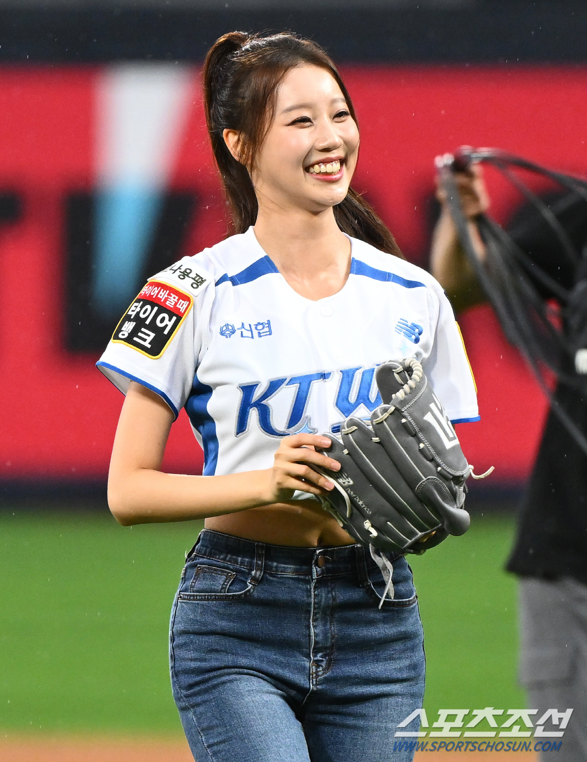 '노게임이야 우천취소야? 시구 끝나자마자 쏟아진 물폭탄. 폭우에 떠내려간…