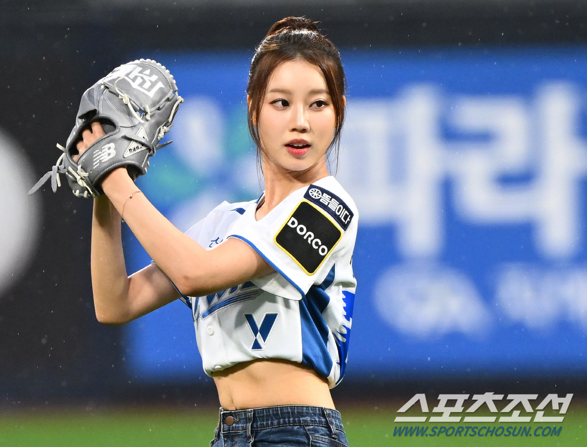 '노게임이야 우천취소야? 시구 끝나자마자 쏟아진 물폭탄. 폭우에 떠내려간…