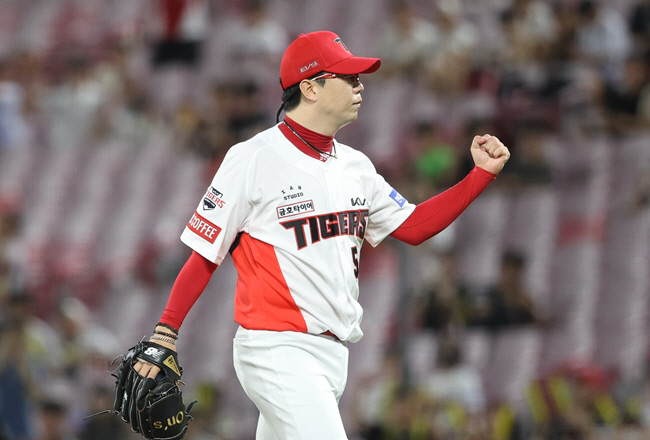 "그만 던지자" 상했던 대투수 자존심, 이번엔 웃으며 진하게 포옹했다