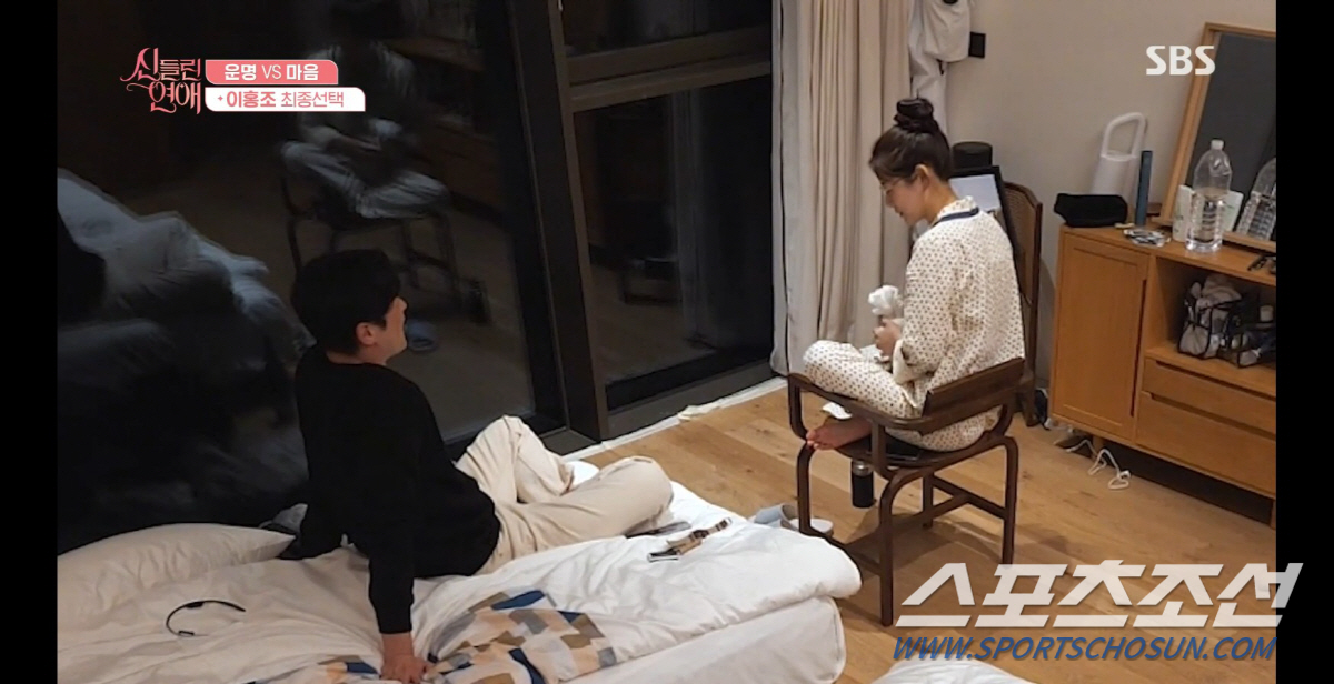 [SC리뷰] 운명패 대신 마음의 끌림 택한 MZ 무당들…'신들린 연애' …