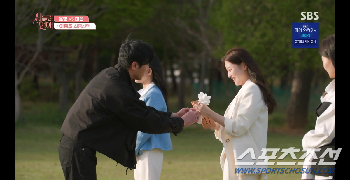 [SC리뷰] 운명패 대신 마음의 끌림 택한 MZ 무당들…'신들린 연애' …