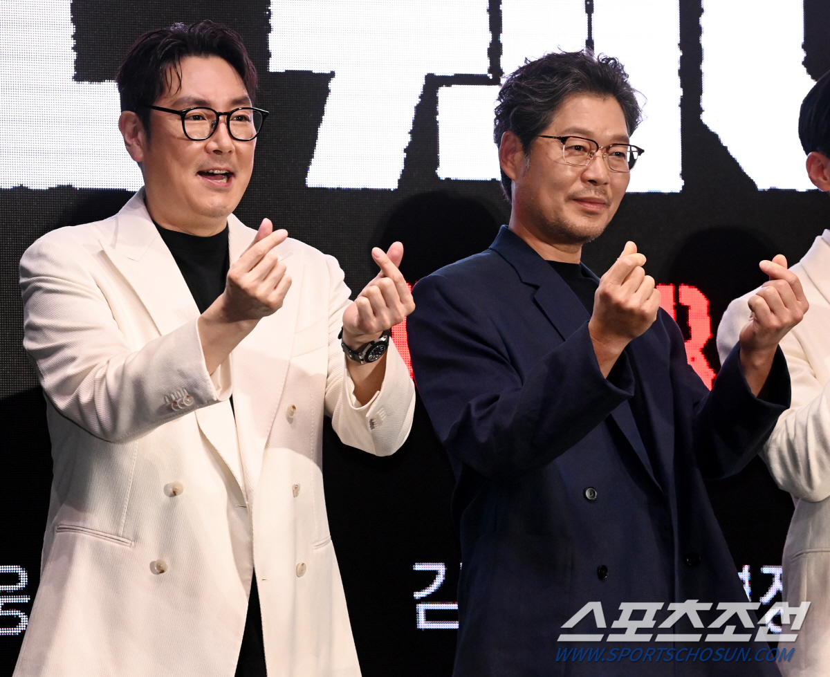 [포토] 조진웅-유재명, 하트 대결