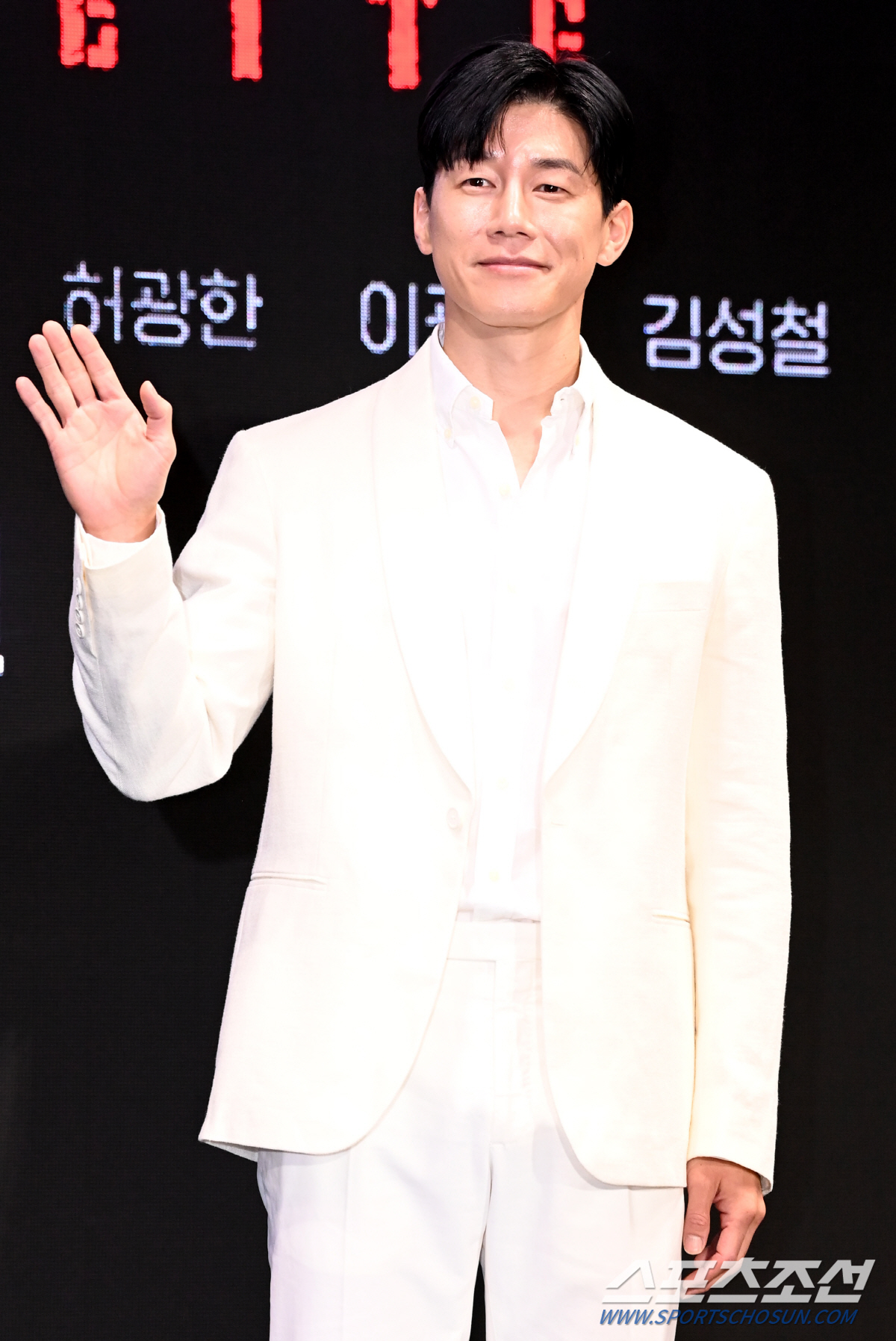 [SC이슈]"故 이선균 몫까지"…'노 웨이 아웃' 조진웅이 채우는 빈자리
