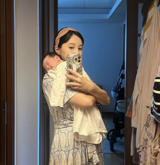 "하루하루 크는게 보여" 아유미, '신생아 딸 폭풍성장'에 놀란 초보엄마