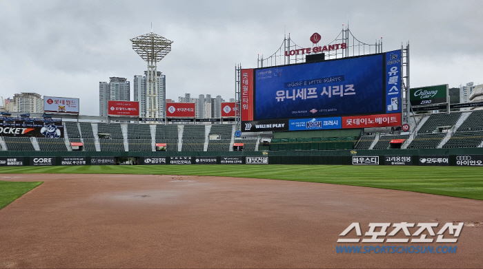 밤새내린 160mm 폭우에 사직구장 진흙바닥. LG-롯데전 그라운드 사정…