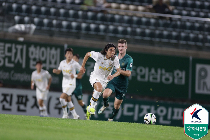 [현장리뷰]'골골골골골' 카즈키 데뷔골 이랜드, 'GK 퇴장' 김포 5-…