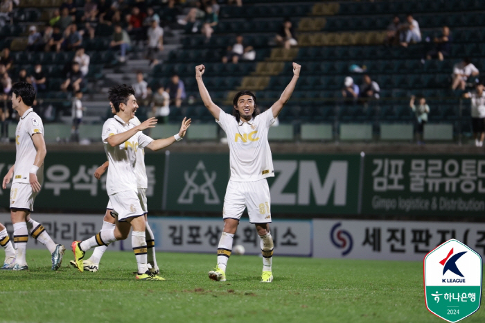 [현장리뷰]'골골골골골' 카즈키 데뷔골 이랜드, 'GK 퇴장' 김포 5-…