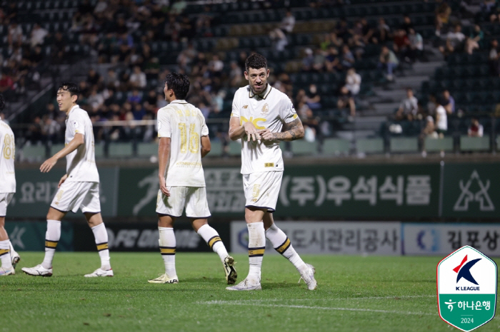 [현장리뷰]'골골골골골' 카즈키 데뷔골 이랜드, 'GK 퇴장' 김포 5-…
