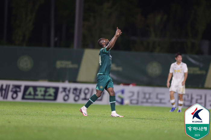 [현장리뷰]'골골골골골' 카즈키 데뷔골 이랜드, 'GK 퇴장' 김포 5-…