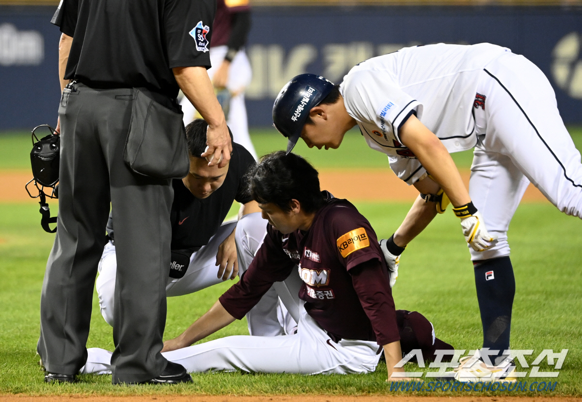 '정말 괜찮아?' 강습 타구 맞고 쓰러진 하영민 챙긴 정수빈의 손길...…