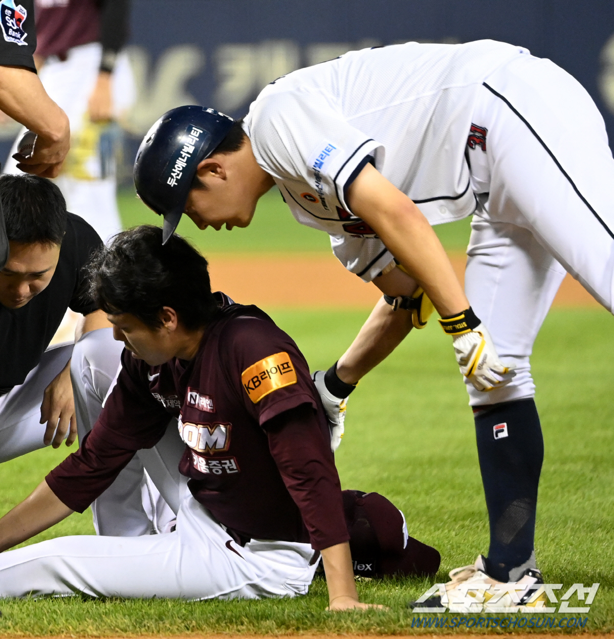 '정말 괜찮아?' 강습 타구 맞고 쓰러진 하영민 챙긴 정수빈의 손길...…