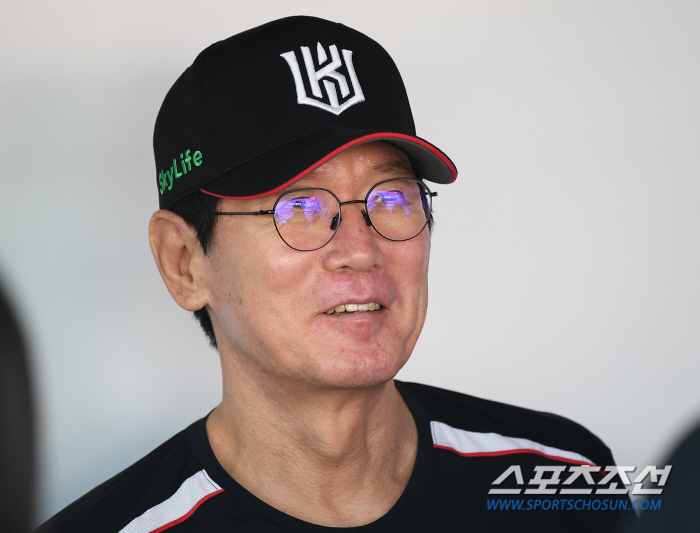 "날개 멈추면 추락한다고? 빗자루라도 타야지"…올해도 뾰로롱 강철매직, …