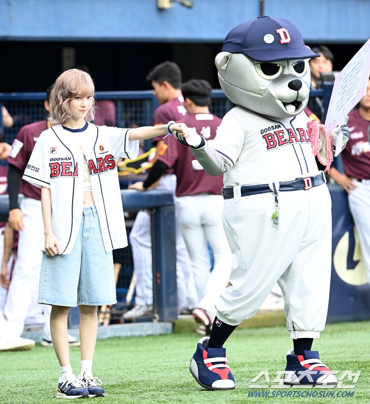 [포토] 윈터, 철웅이 손 잡고 그라운드에