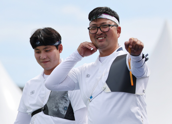 [파리올림픽]'베테랑' 김우진 랭킹 라운드 1위, 女 임시현과 '3관왕'…