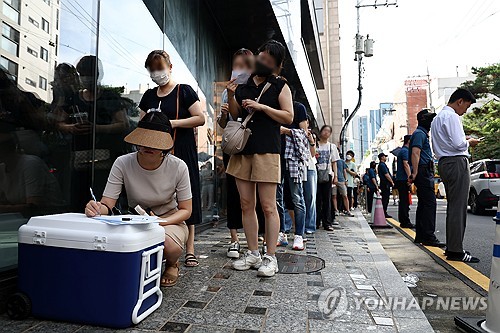(서울=연합뉴스) 윤동진 기자 = 티몬·위메프 판매대금 정산 지연 사태가 이어진 26일 피해자가 서울 강남구 티몬 신사옥에서 환불을 받기 위해 대기번호를 적고 있다. 2024.7.26 mon@yna.co.kr