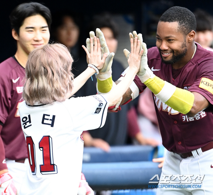 "제 '원픽'은 이제 에스파죠"…윈터 앞에서 '수퍼노바'에 하이파이브까지…