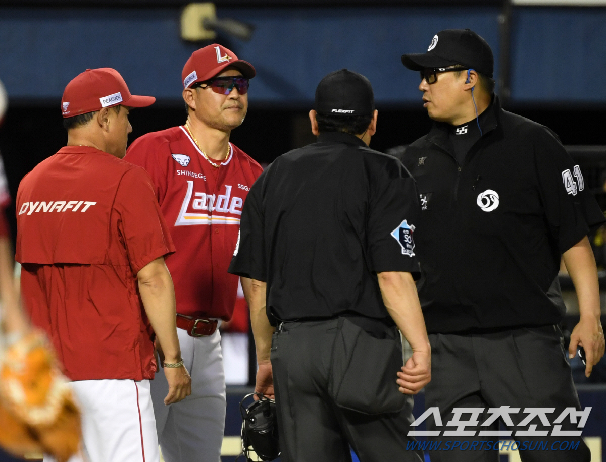 "주심은 일단 기다려!" 현장의 눈보다 '기계' 우선…야구계의 '불만' …