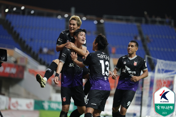'내가 바로 손흥민 후계자' 양민혁 시즌 8호골 쾅…강원, 전북 4-2 …