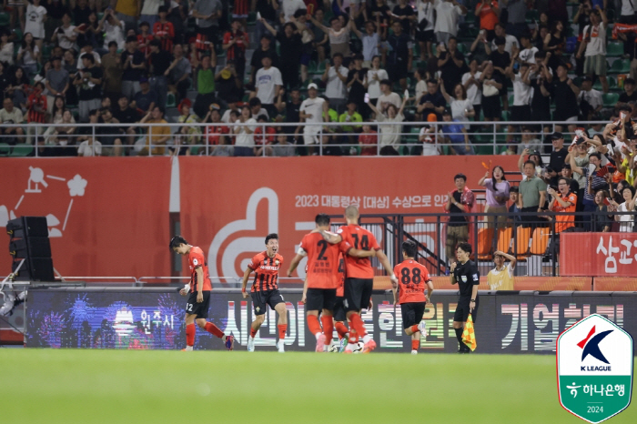 '내가 바로 손흥민 후계자' 양민혁 시즌 8호골 쾅…강원, 전북 4-2 …