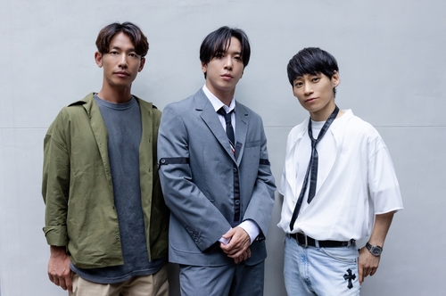 왼쪽부터 우버월드 신타로, 씨엔블루 정용화, 우버월드 다쿠야 [FNC엔터테인먼트 제공. 재판매 및 DB 금지]