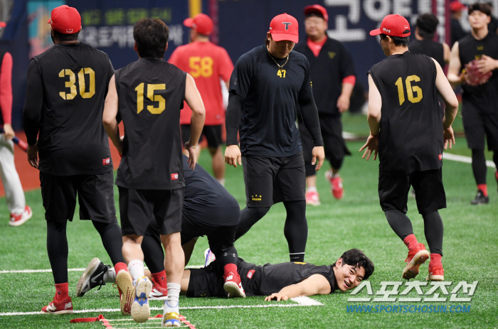 '호랑이네 막내 사랑' 바닥에 누워 있던 김도영 향한 짓궂은 장난...'…