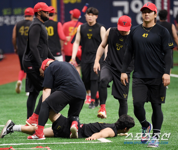 '호랑이네 막내 사랑' 바닥에 누워 있던 김도영 향한 짓궂은 장난...'…