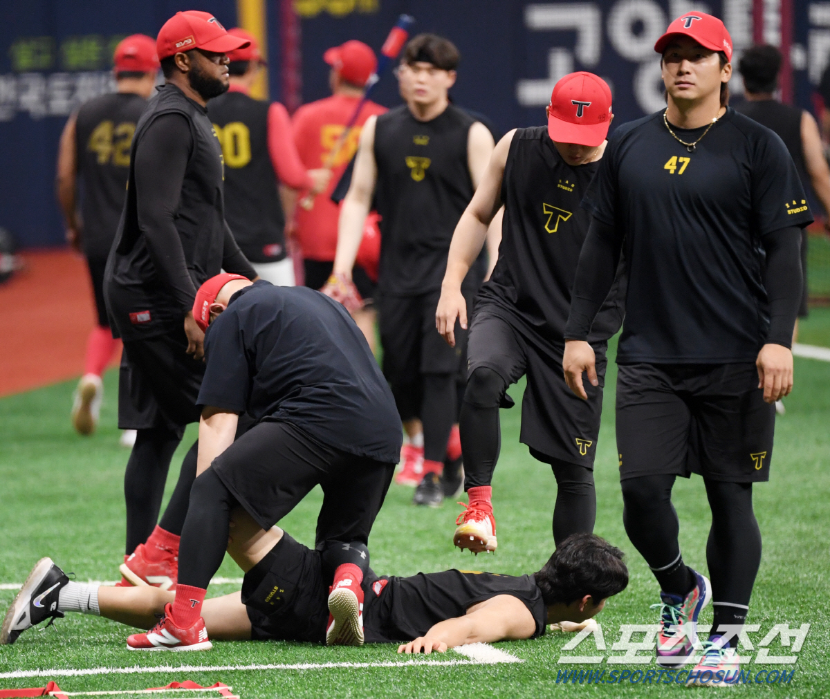 '호랑이네 막내 사랑' 바닥에 누워 있던 김도영 향한 짓궂은 장난...'…