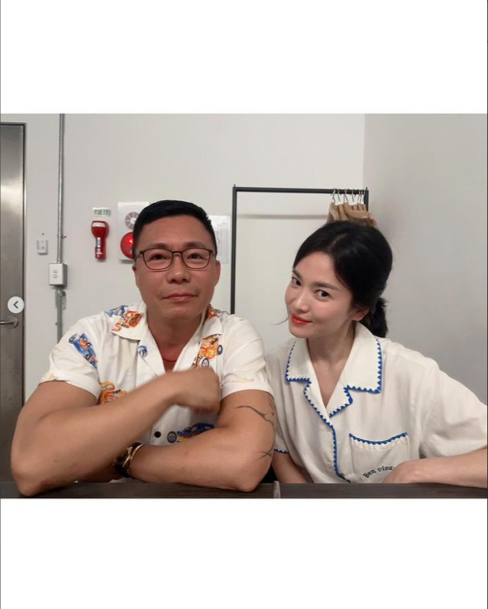 송혜교, '남사친'과 '입술 쭉~'…애교폭발 하는 다정한 스킨십