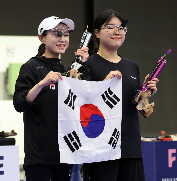 女사격 새 역사 썼다! 오예진-김예지, 10m 공기권총 金-銀 합작!![…