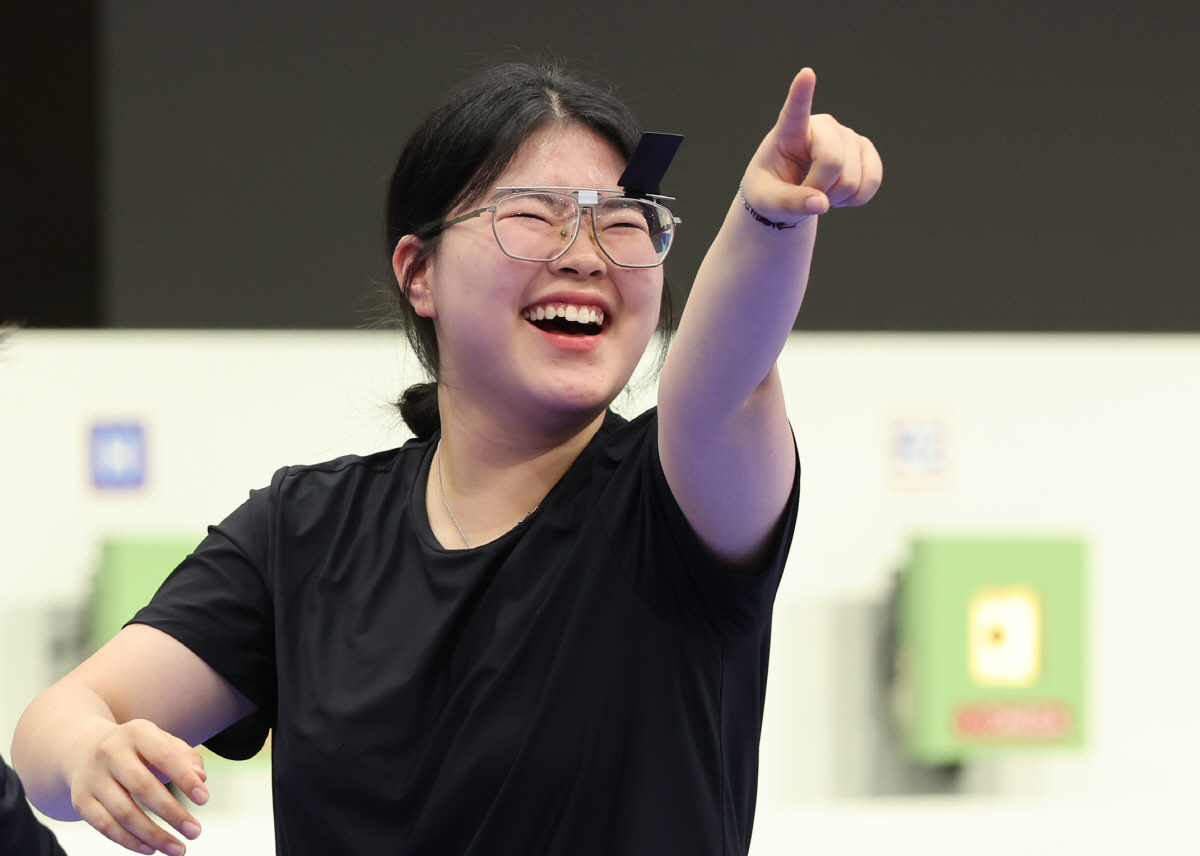 女사격 새 역사 썼다! 오예진-김예지, 10m 공기권총 金-銀 합작!![…