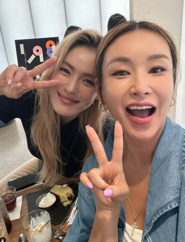 [SCin스타] "쎈 언니 모습은 어디에…25년 우정 영원히" 배윤정-가…