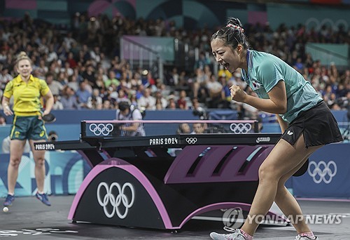 (파리=연합뉴스) 신준희 기자 = 29일(현지시간) 프랑스 파리 사우스파리 아레나에서 열린 2024 파리올림픽 탁구 여자 단식 64강전에 출전한 신유빈이 호주의 멜리사 태퍼를 상대로 점수를 획득한 뒤 환호하고 있다. 2024.7.29 hama@yna.co.kr